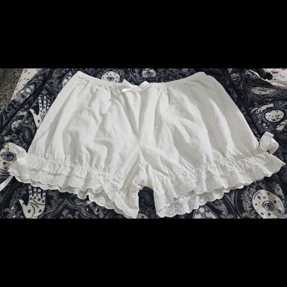 Bloomers - Picture 2 of 15